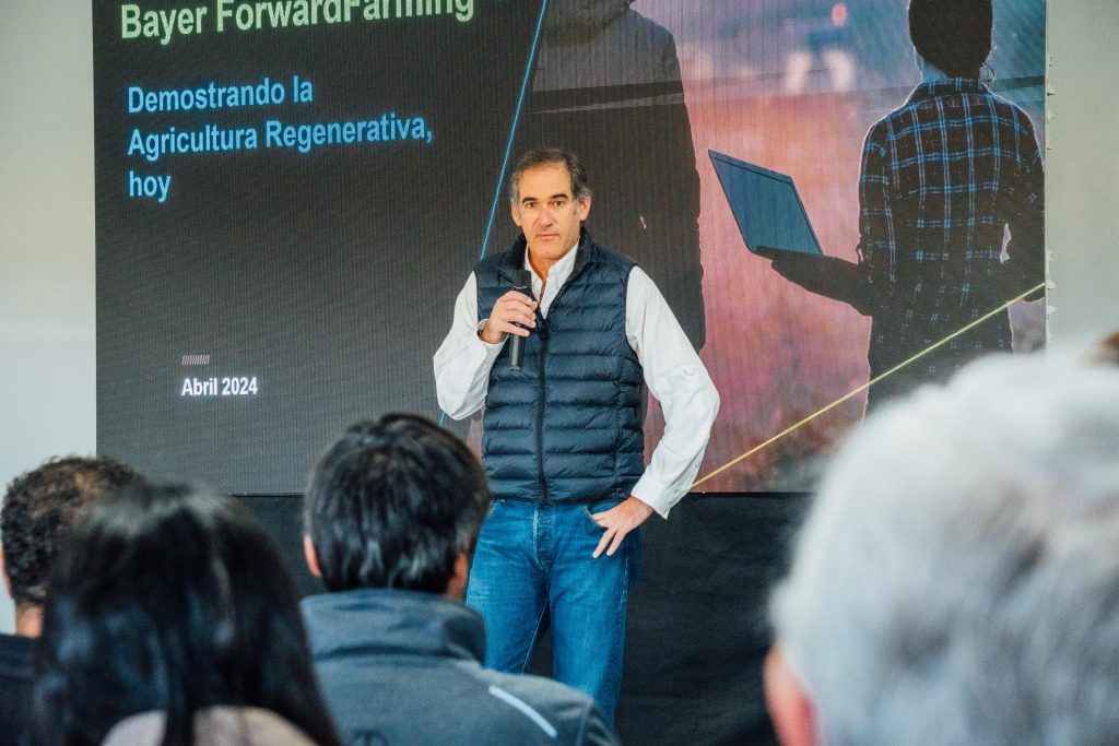  Bayer, líder mundial en innovación y desarrollo en el sector agropecuario, lanzó "Bayer Forward Farming Members (BFF Members)" en Argentina y Uruguay, una expansión de la Plataforma Bayer Forward Farming que la compañía lleva adelante en Argentina desde 2017, en colaboración con Agrícola Testa. Esta nueva iniciativa busca promover las prácticas de agricultura regenerativa en la región e implica el compromiso y el trabajo en red de productores agropecuarios de Argentina y Uruguay, distribuidos estratégicamente en zonas productivas de ambos países.
Federico Garat, líder en Relaciones con la Industria para el negocio de Crop Science de Bayer en Cono Sur, expresó su entusiasmo: “Este lanzamiento representa un paso adelante en nuestra colaboración con los productores para promover prácticas sostenibles e innovación en tecnología y en productos en toda la región, y para estrechar el relacionamiento con sus comunidades locales.”
El BFF Members se conforma con una red de productores independientes, comprometidos con la agricultura regenerativa quienes colaborarán con el equipo Bayer en la adopción, amplificación y la promoción de tecnología, productos y prácticas agrícolas sustentables. 
Mientras que la Plataforma Bayer Forward Farming se centra exclusivamente en la selección del establecimiento de un tercero para demostrar cómo productores de distintas partes del mundo aplican las mejores prácticas de agricultura sustentable, la nueva iniciativa BFF Members facilita la colaboración entre diversos productores agropecuarios de cada zona de influencia, promueve el intercambio de conocimientos, experiencias y soluciones que se adaptan mejor a las necesidades puntuales de cada localidad y facilita su difusión entre autoridades locales, entidades educativas y sociedad en general.
“El diálogo directo entre productores es una parte fundamental de esta iniciativa”, resalta Garat. “Creemos que al compartir experiencias de ‘productor a productor’, podemos aprender unos de otros y promover prácticas agrícolas más sostenibles y regenerativas en toda la industria”.
Los productores BFF Members tendrán la oportunidad de acceder a nuevos productos Bayer para probarlos anticipadamente y luego extenderlos en los campos productivos; también contarán con herramientas digitales innovadoras que les permitirán monitorear y optimizar sus operaciones de manera más eficiente y con trazabilidad. Asimismo, podrán participar de otros programas de la compañía, como, por ejemplo, PRO Carbono. 
Cada BFF Member contará con el apoyo de un responsable de la compañía asignado para trabajar en planes personalizados, quienes darán soporte en la medición del impacto de las prácticas implementadas, garantizando una colaboración efectiva y resultados tangibles. Cada uno de ellos, además, serán recompensados por su gestión mediante incentivos agronómicos y recibirán capacitación técnica.
Por último, como pieza clave de esta iniciativa, se realizarán eventos anuales por establecimiento, tanto presenciales como virtuales, dirigidos a diversos públicos, que servirán como espacios de apertura y puesta en común para demostrar prácticas agrícolas sustentables y fortalecer la comunidad de Bayer Forward Farming Members. 
A modo de cierre, Federico Garat enfatizó: “Estamos convencidos que esta iniciativa no solo beneficiará de manera directa a los productores que este año están participando como Members sino que también contribuirá a abordar los desafíos actuales como el cambio climático y la demanda de alimentos. Dos grandes retos en los que la agricultura regenerativa es parte fundamental de la solución, ya que no solo permite producir cada vez más utilizando menos insumos y recursos naturales, sino que además se centra en restaurar más dejando resultados positivos en la naturaleza". 


Plataforma Bayer Forward Farming (BFF)
Actualmente, Bayer cuenta con 27 establecimientos BFF en todo el
Mundo. En Cono Sur, contamos con uno ubicado en la localidad de Pergamino en Argentina y recientemente se ha firmado un acuerdo para instalar el primero de ellos en
Paraguay.

